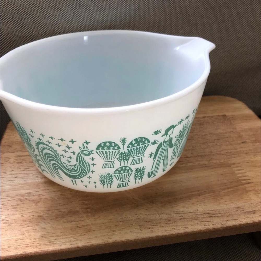 Vintage Amish Pyrex Butterprint Bowl.